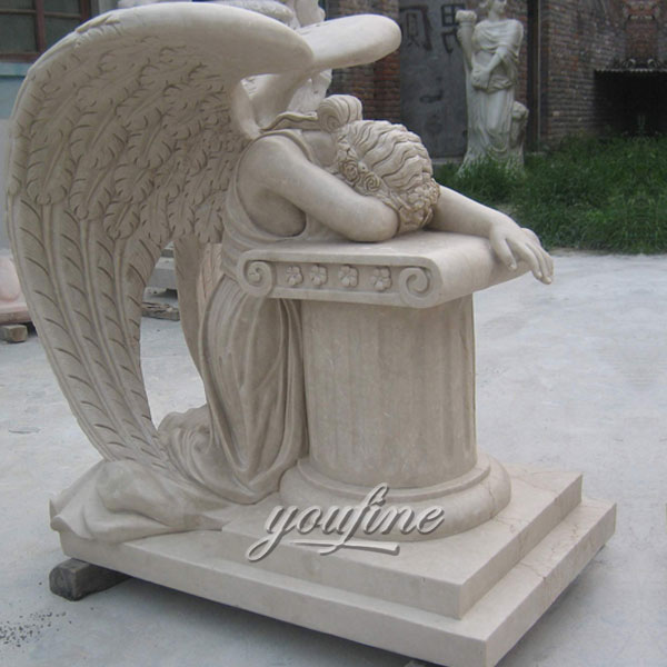 Памятник с ангелом плачет
