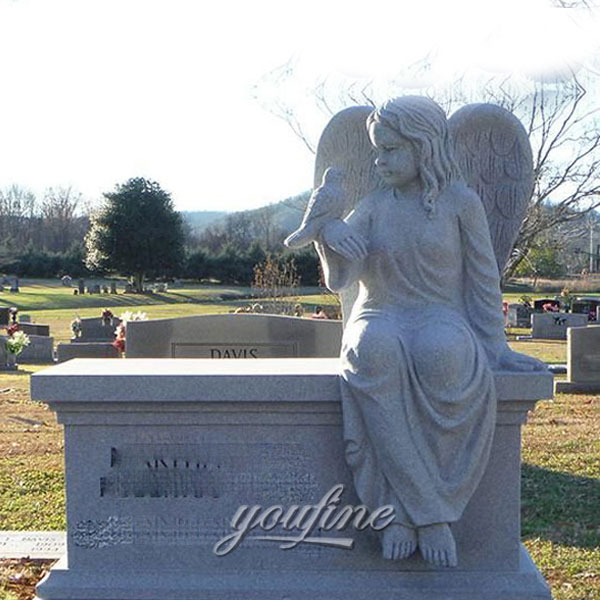 Памятник с ангелом хранительюна кладбище
