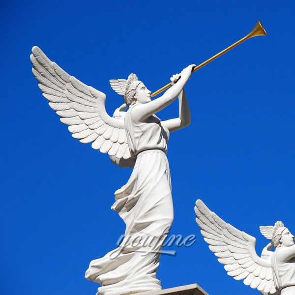 мраморные скульптуры ангела, дующие на трубы 